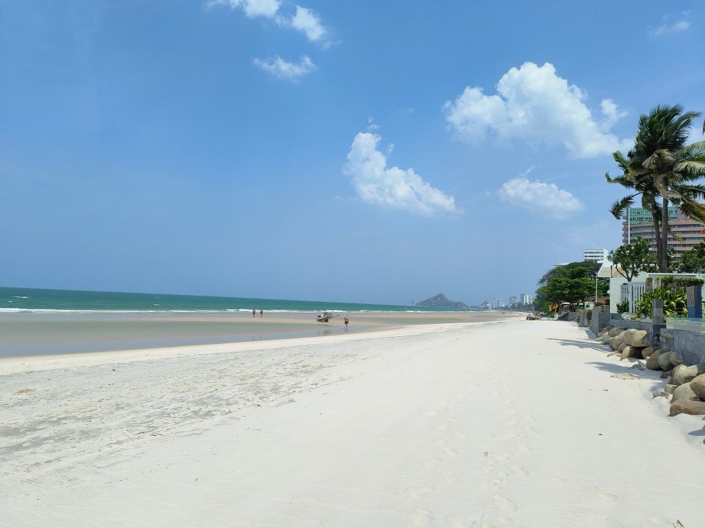 Beach in front of the Intercontinental Hua Hin