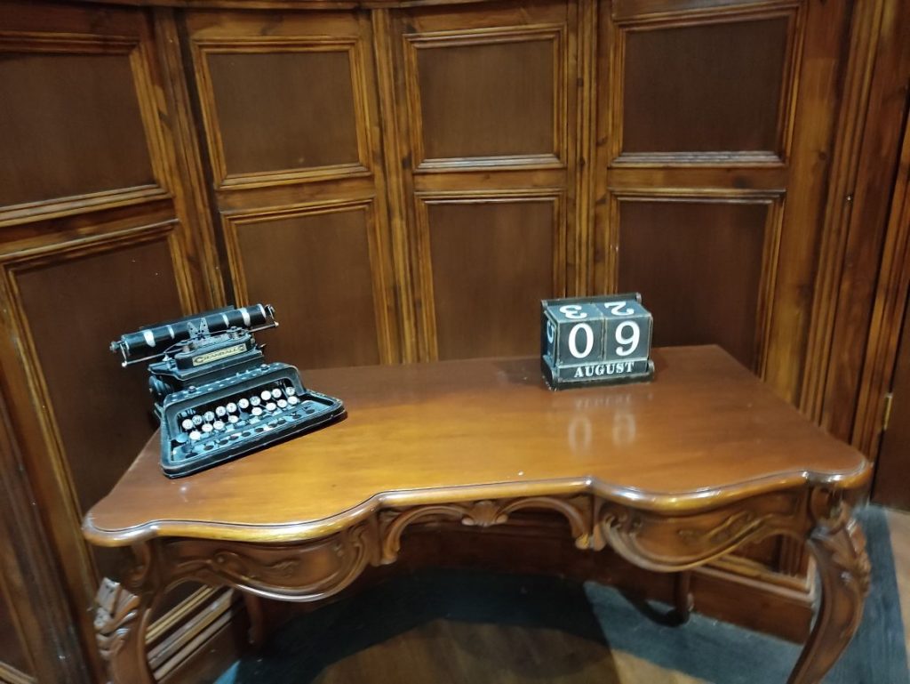 Typewriter and calendar on a table