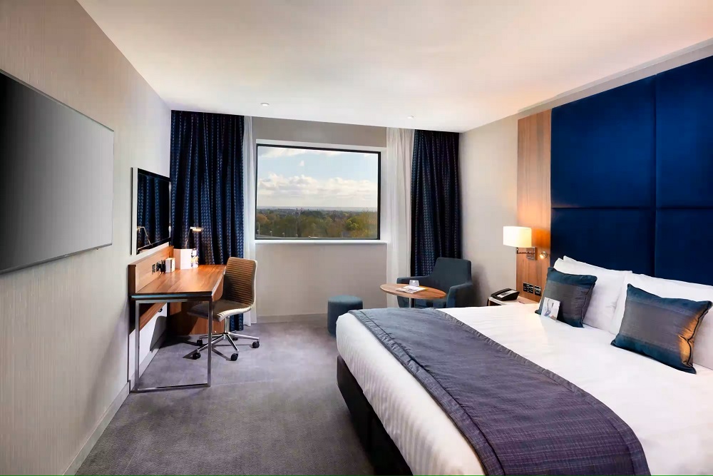 Crowne Plaza Heathrow Terminal 4 club room
